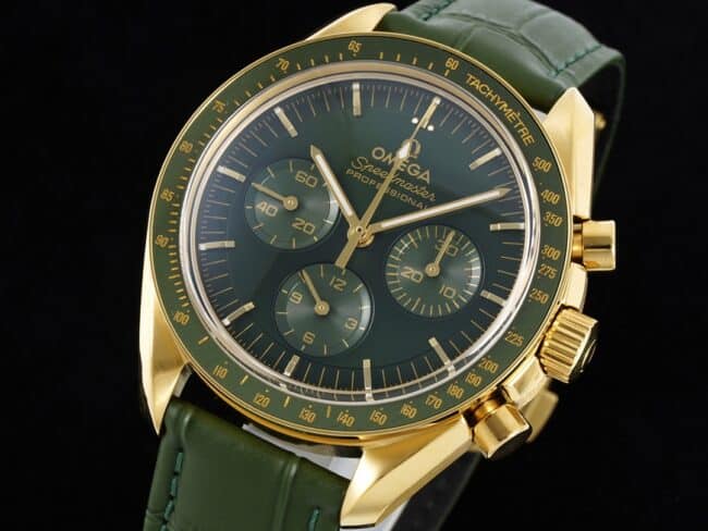 top-tier replicaRM2022 legendary space watch Omega Speedmaster series moon watch green dial front view