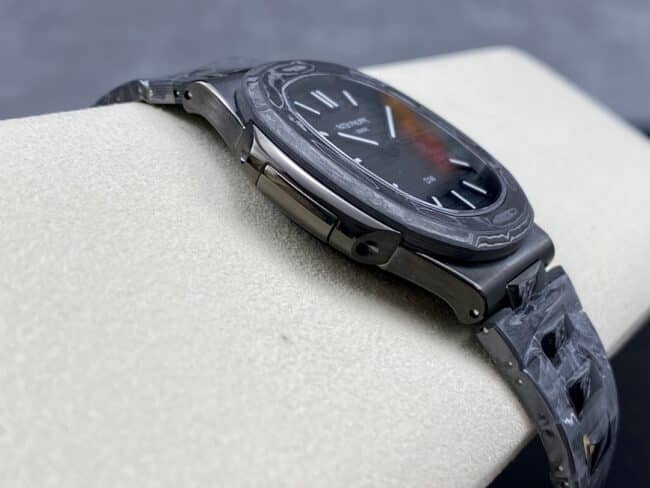 Aesthetic presentation of top-tier replicaPatek PhilippeNautilusblack dial5711 carbon fiber side view