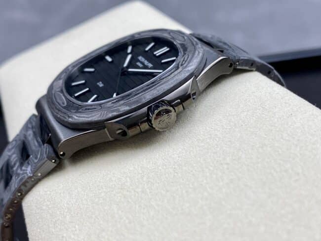 Aesthetic presentation of top-tier replicaPatek PhilippeNautilusblack dial5711 carbon fiber side view