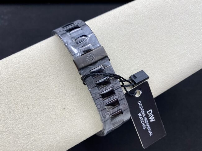 The aesthetic presentation of top-tier replicaPatek PhilippeNautilusblack dial5711 carbon fiber clasp diagram