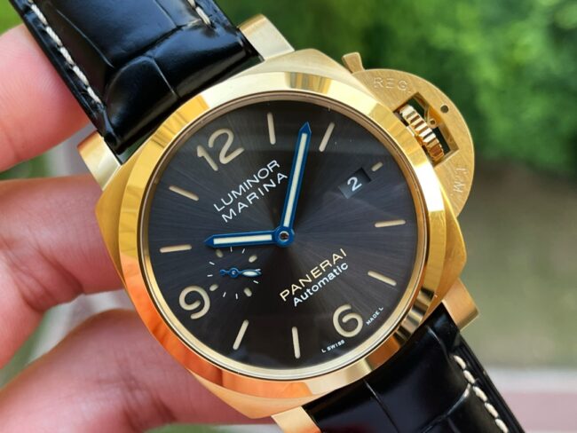 Dachang high-quality VSPaneraiPAM1115 yellow gold black dial men's watch front view