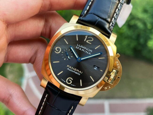 Dachang high-quality VSPaneraiPAM1115 yellow gold black dial men's watch front view