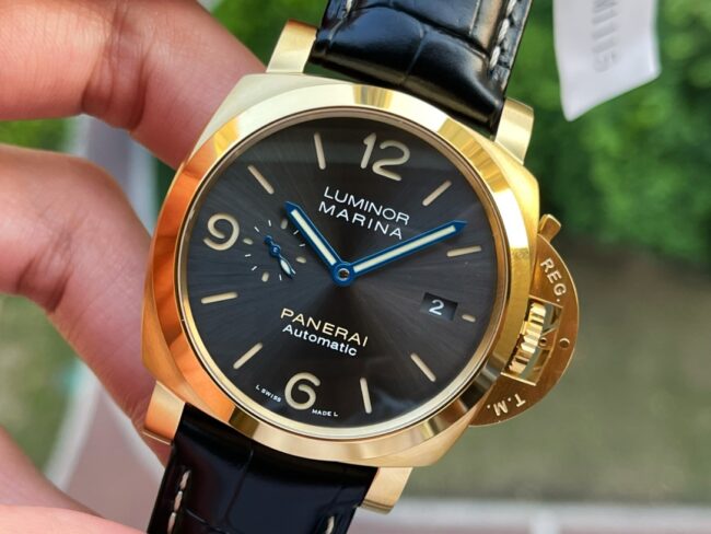 Dachang high-quality VSPaneraiPAM1115 yellow gold black dial men's watch front view