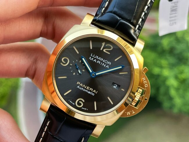 Dachang high-quality VSPaneraiPAM1115 yellow gold black dial men's watch front view