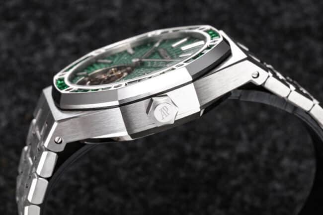 Side view of big factory high-quality replicaR8 factory 2022 Audemars Piguetgreen dialRoyal Oak self-winding tourbillon watch