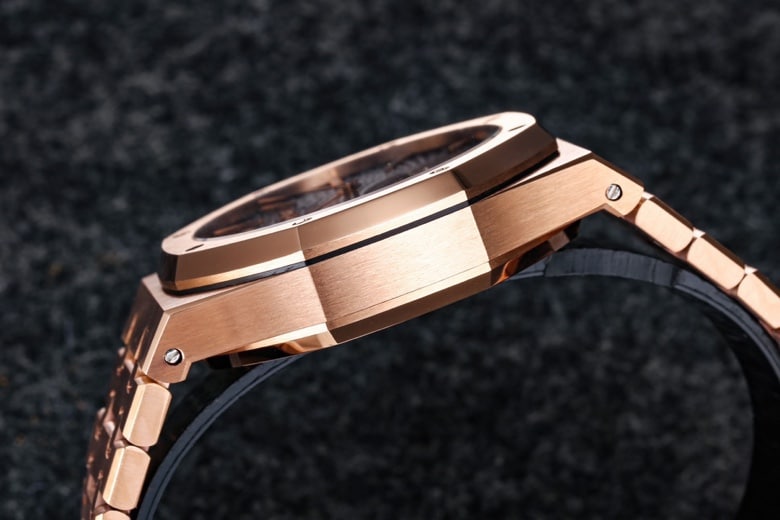 The top-tier super cloneR8 factory recently released the new 2022 Audemars Piguetrose gold gray dial Royal Oak self-winding tourbillon watch side view