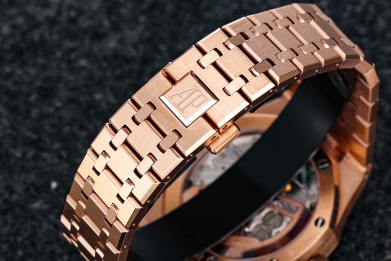 top-tiersuper cloneR8 factory recently released the new 2022 Audemars Piguetrose gold gray plate Royal Oak self-winding tourbillon watch clasp picture