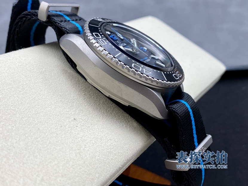 top-tier replicaOmega Titanium Aquaman Collector's Edition launch side view