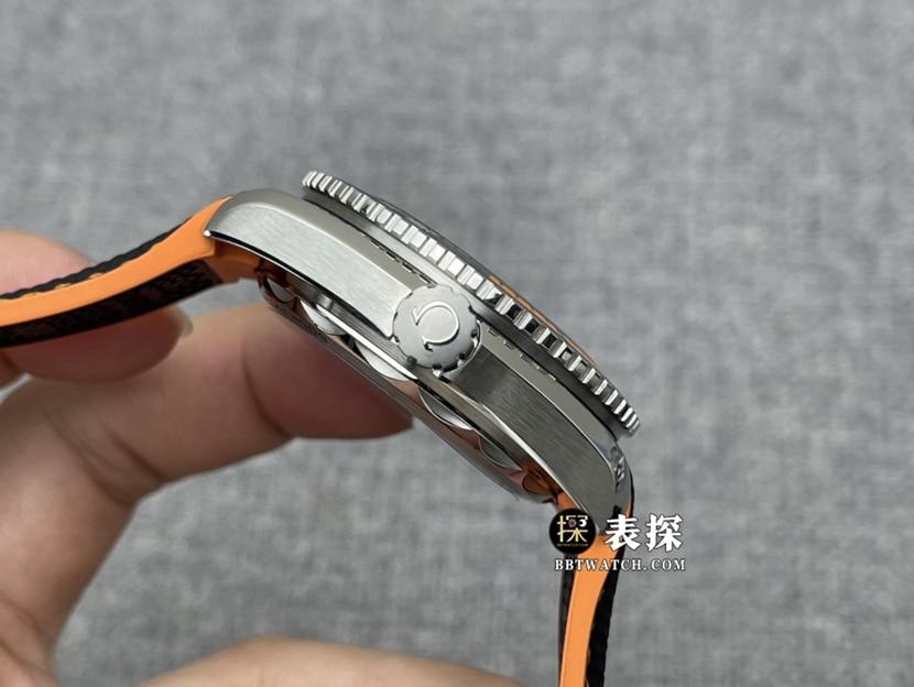 VS FactoryOmegaSeamastertop-tier 1:1high-quality watch men's black dial rubber model pictures and prices side live photo
