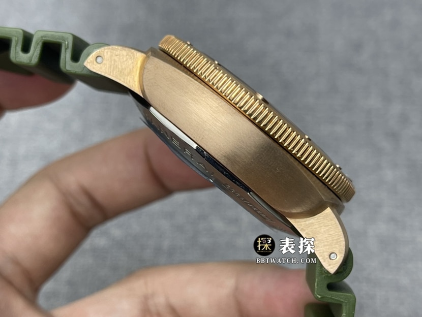 VS FactoryPanerai special edition PAM 003821:1top-tier watch men's green dial rubber model pictures and prices side live photo