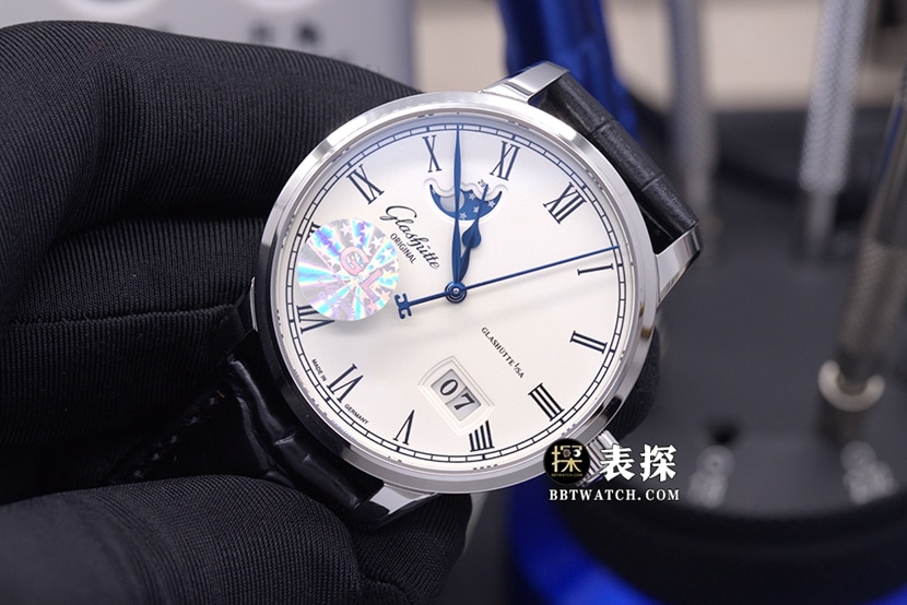 GL factory member Glashütte Original1:1replica watch white dialmoon phaseleather strap model 100-04-32-12-04front live photo