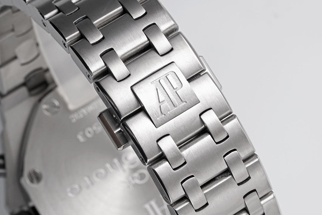 APF Offshore Audemars Piguet Watch with Silver-White "Panda" Dial and Steel Bracelet, Model 26170ST.OO.1000ST.01—Bracelet Images