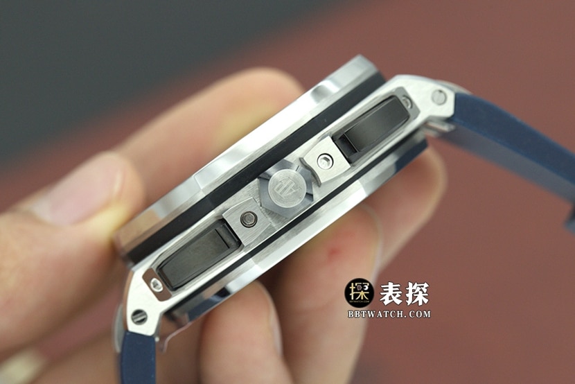 APF Offshore Audemars Piguet1:1replica watch blue dial rubber model 26420TI.OO.A027CA.01 side view