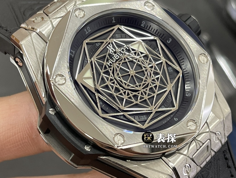 WWF men's Hublot1:1replica watch black dial rubber model 415.NX.1112.VR.MXM16 front view