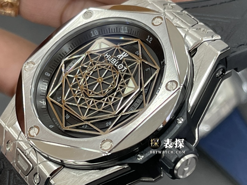 WWF men's Hublot1:1replica watch black dial rubber model 415.NX.1112.VR.MXM16 side view