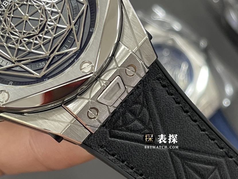 WWF men's Hublot1:1replica watch black dial rubber model 415.NX.1112.VR.MXM16 front view
