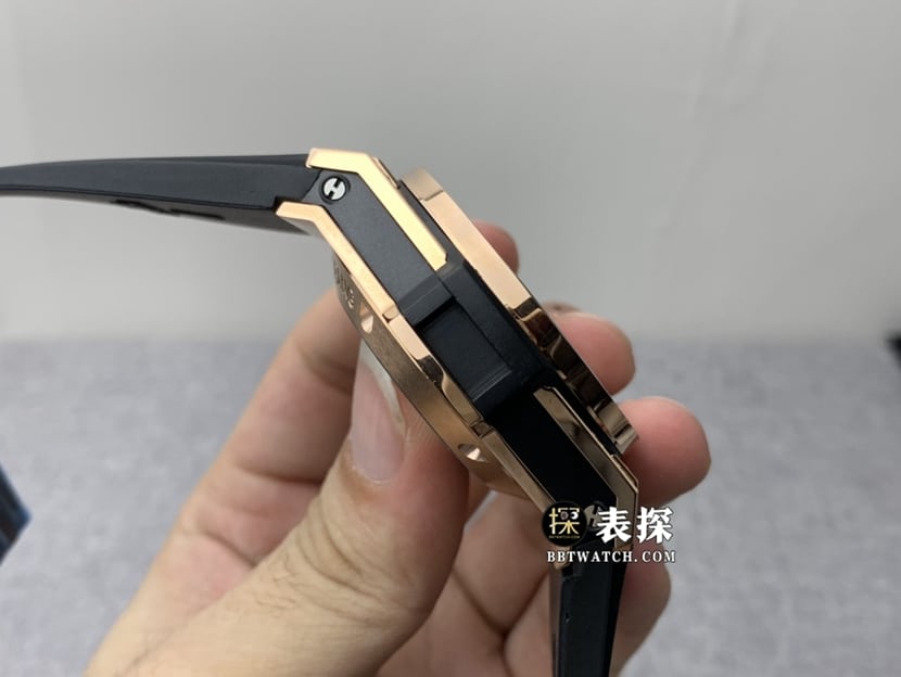 BIG BANGHublot1:1replica watch matte black hollow plate with diamond rubber model 421.OX.1180.RX.0904 side view