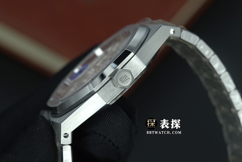 APSRoyal OakAudemars Piguet1:1replica watch silver white dialsteel bracelet model 15400ST.OO.1220ST.02side live photo