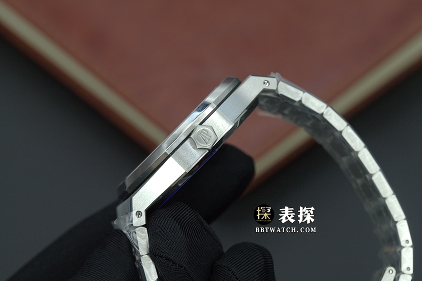 ZFRoyal OakAudemars Piguet1:1replica watch blue dialsteel bracelet model 15500ST.OO.1220ST.01side live photo