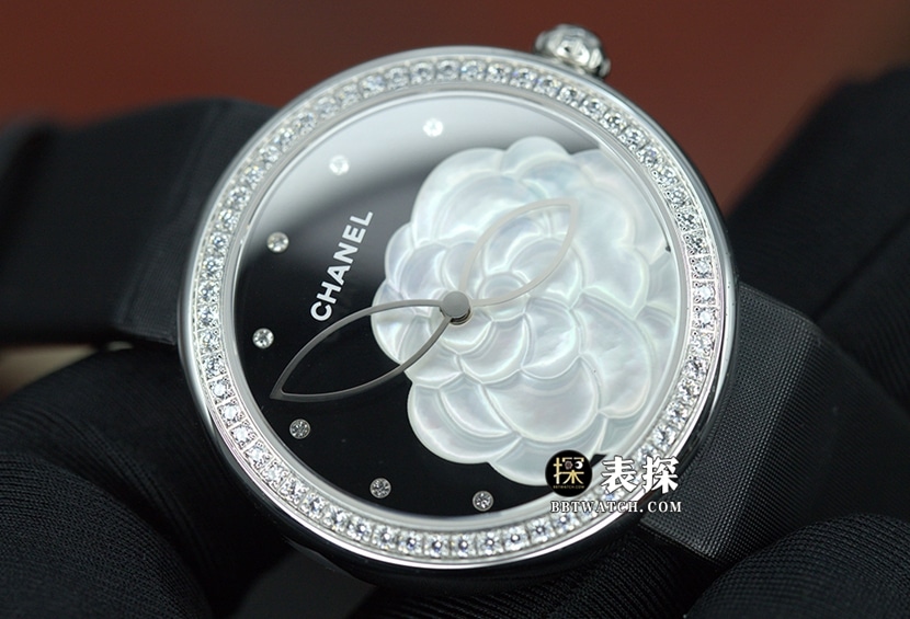 Chanel women's high-end jewelry watch watch black dial camellia pattern satin silk model H3096 front live photo