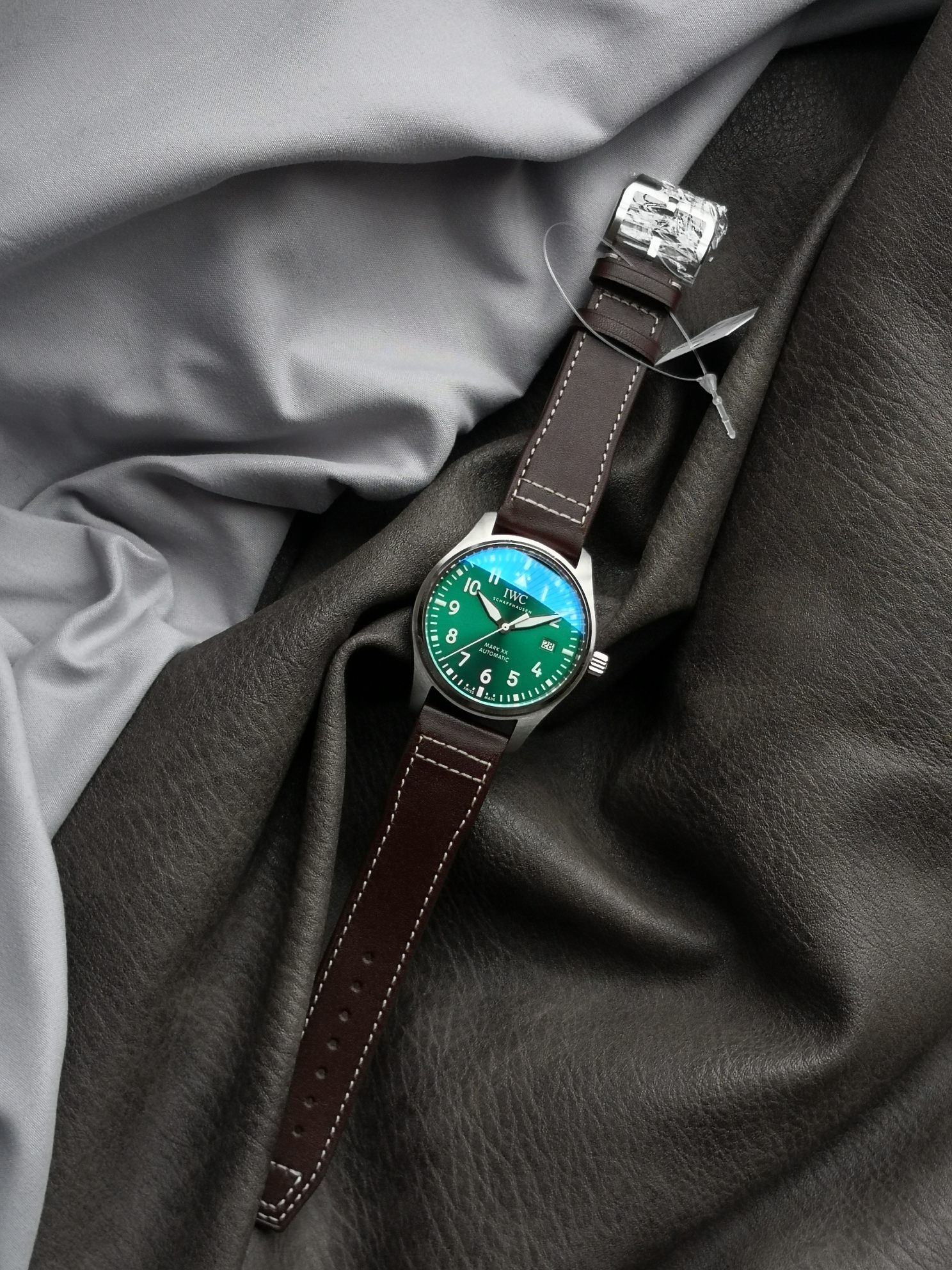 V7 pilot IWC1:1replica watch men's green dialleather strap model IW328205front live photo