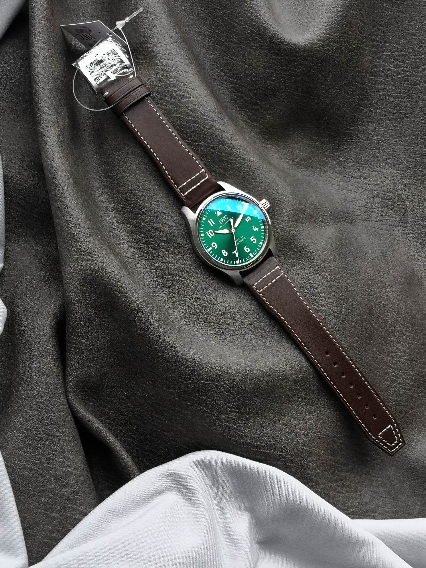 V7 pilot IWC1:1replica watch men's green dialleather strap model IW328205front live photo