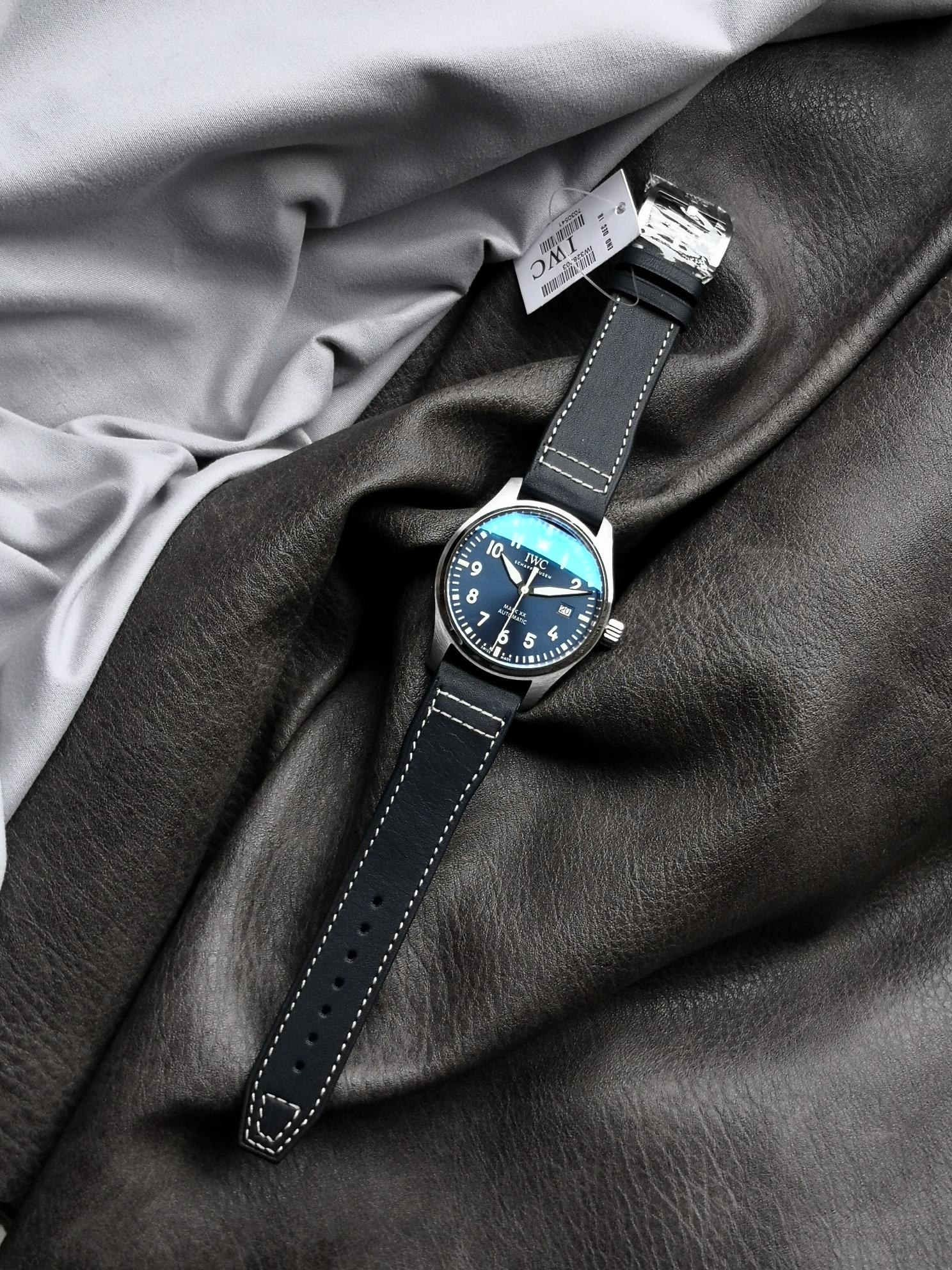 V7 pilot IWC1:1replica watch men's blue dialleather strap model IW328203front live photo