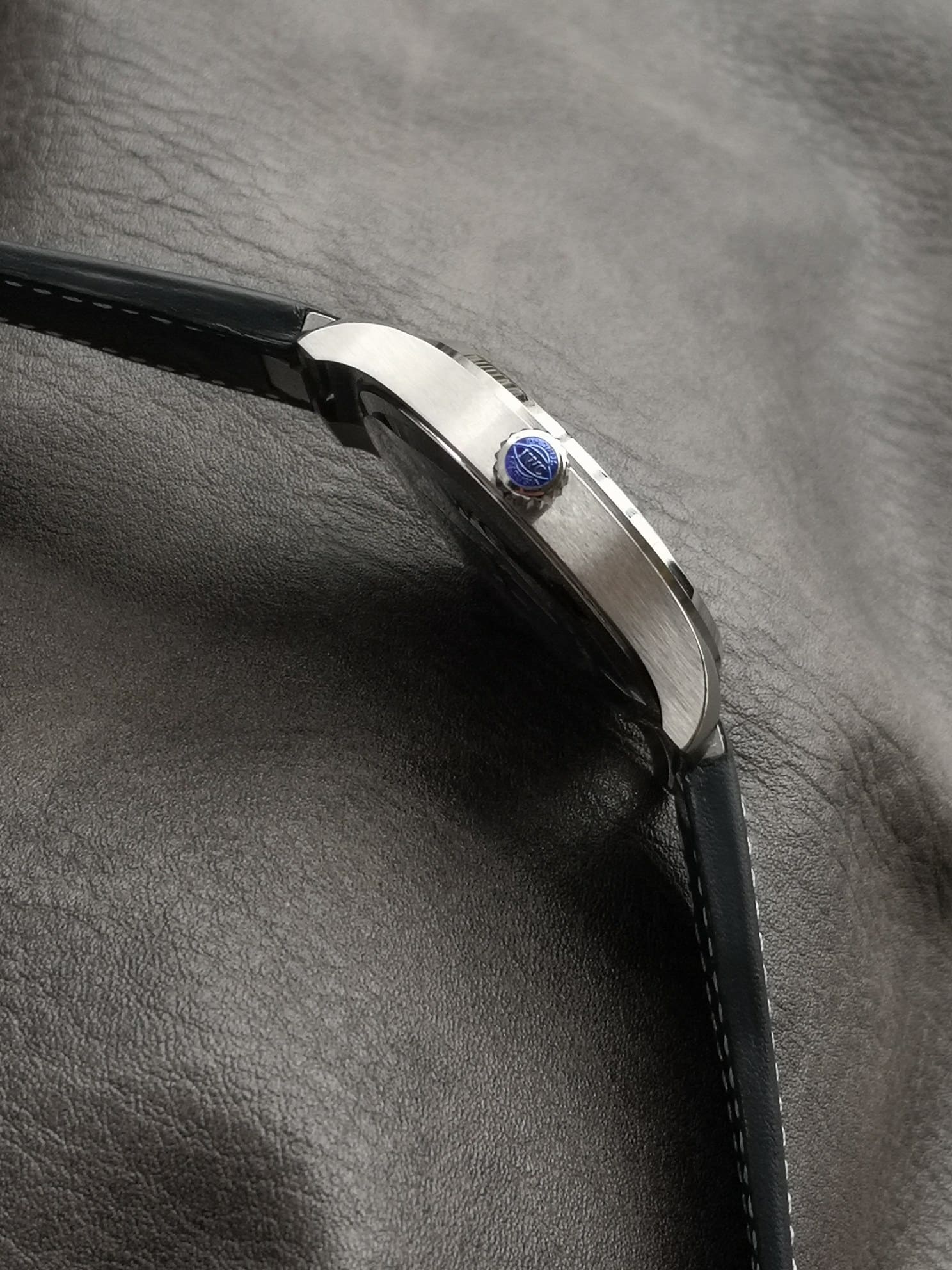 V7 pilot IWC1:1replica watch men's blue dialleather strap model IW328203side live photo
