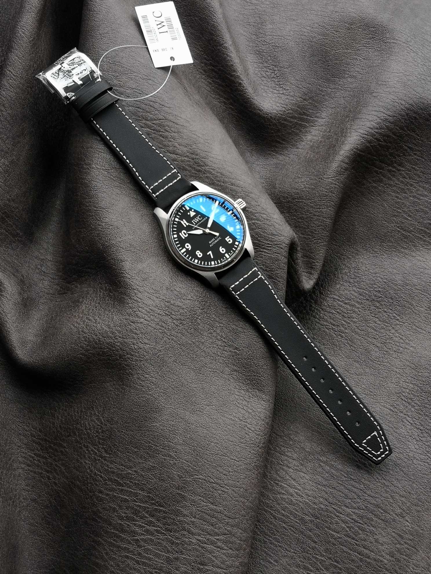 V7 factory pilot IWC1:1replica watch lumeblack dialleather strap model IW328201front live photo