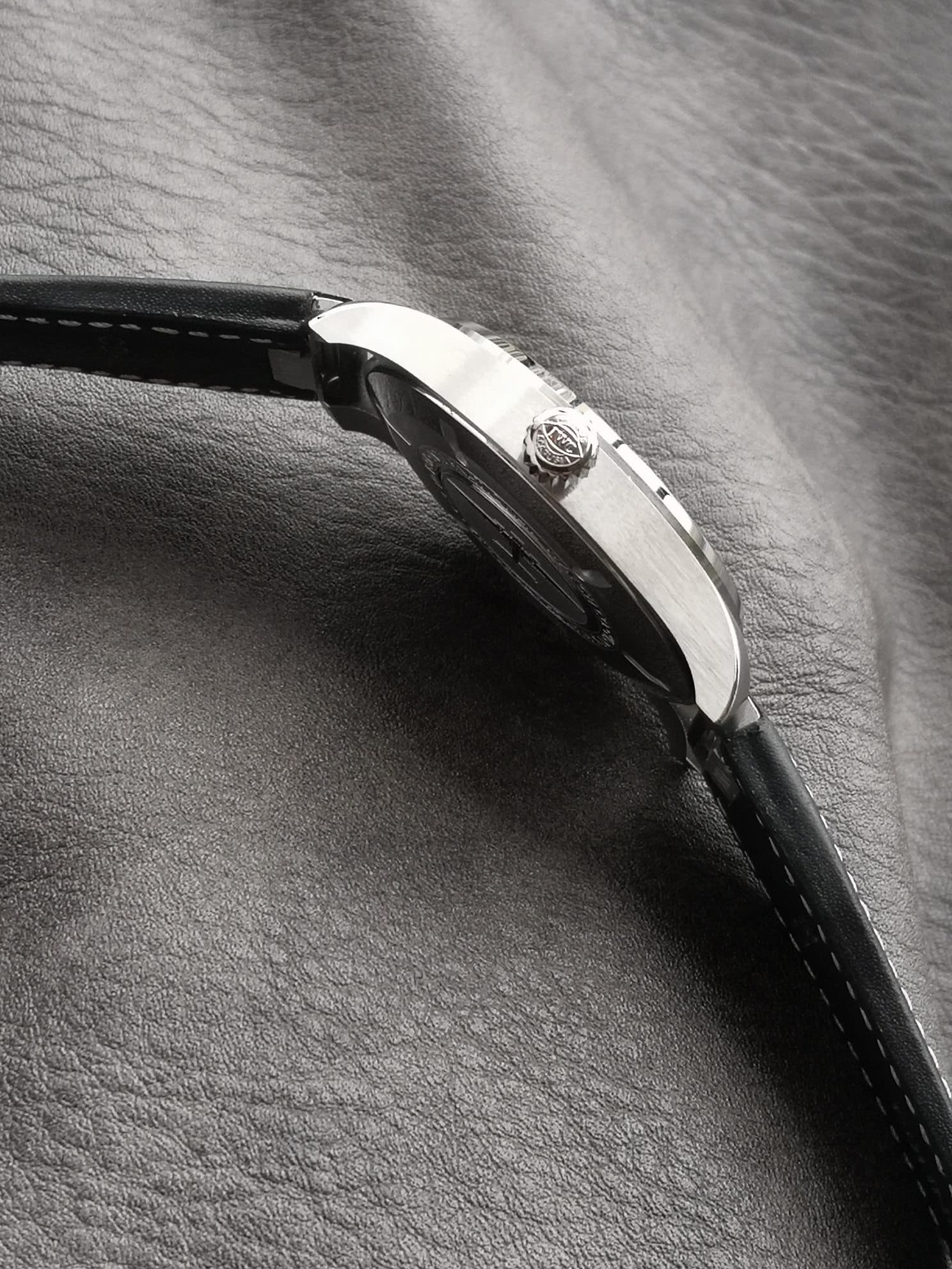 V7 factory pilot IWC1:1replica watch lumeblack dialleather strap model IW328201side live photo