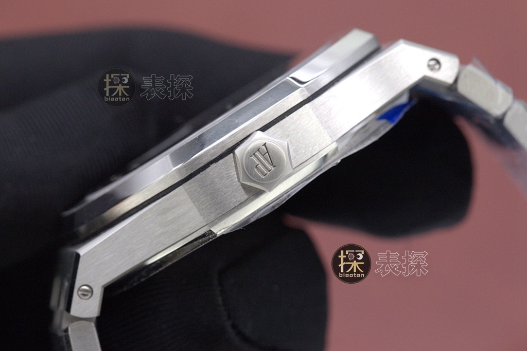 APSRoyal OakAudemars Piguet1:1replica watch black dialsteel bracelet model 15510ST.OO.1320ST.07 side view