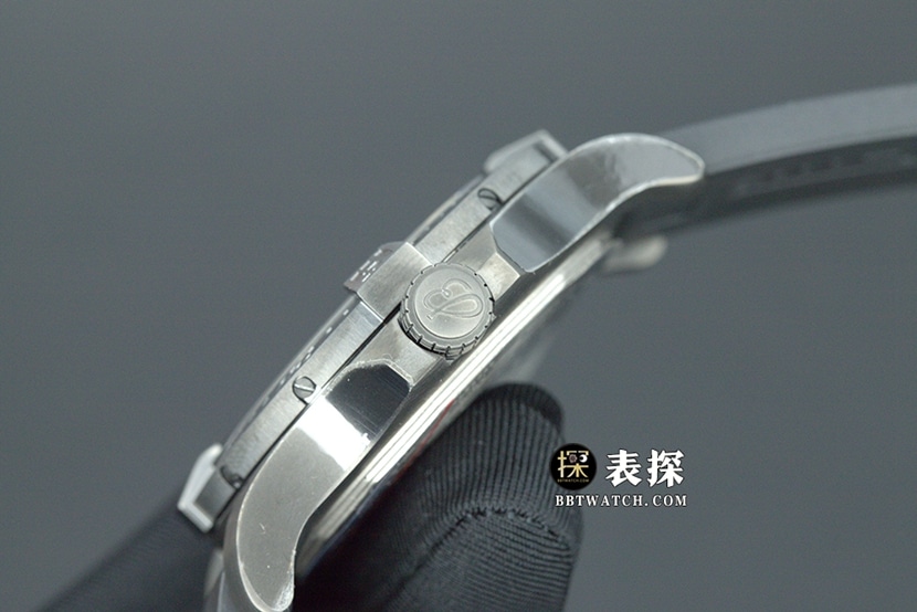 ZF Avengers Breitling1:1replica watch lumeblack dial rubber model V17311101B1W1side live photo