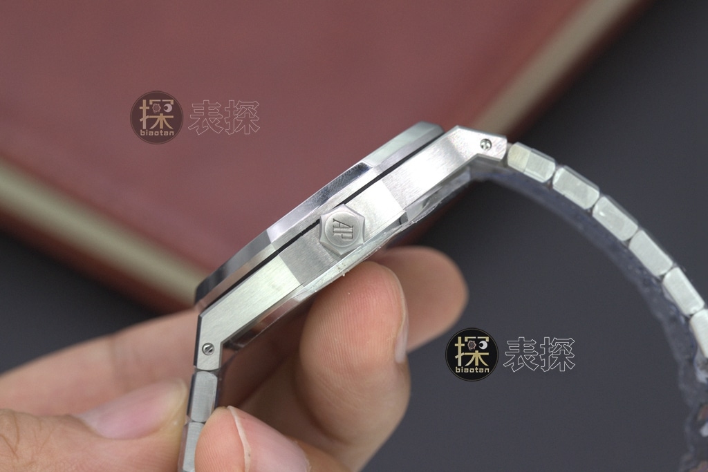 APSRoyal OakAudemars Piguet1:1replica watch lume dark blue dialsteel bracelet model 15202ST.OO.1240ST.01 side view