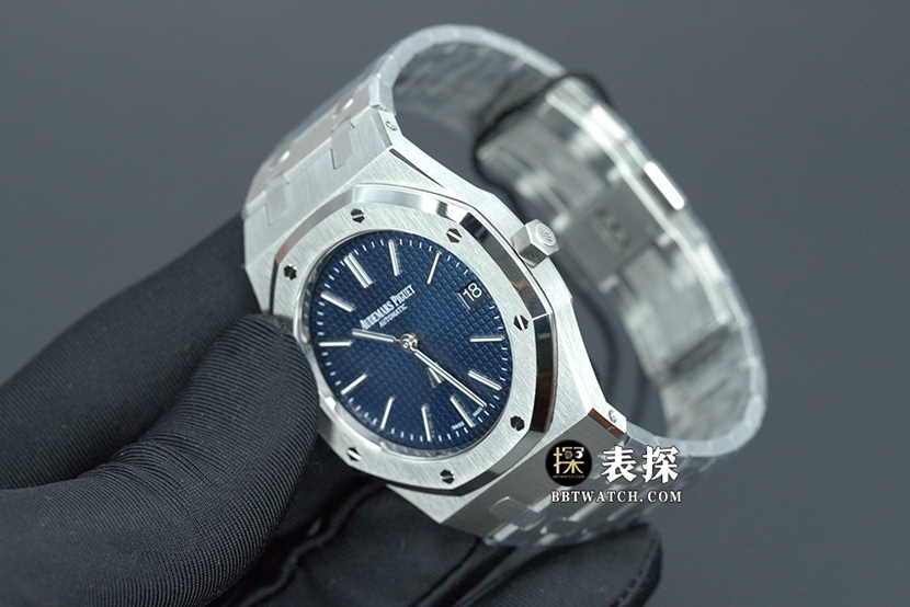 APSRoyal OakAudemars Piguet1:1replica watch lume dark blue dialsteel bracelet model 15202ST.OO.1240ST.01front live photo