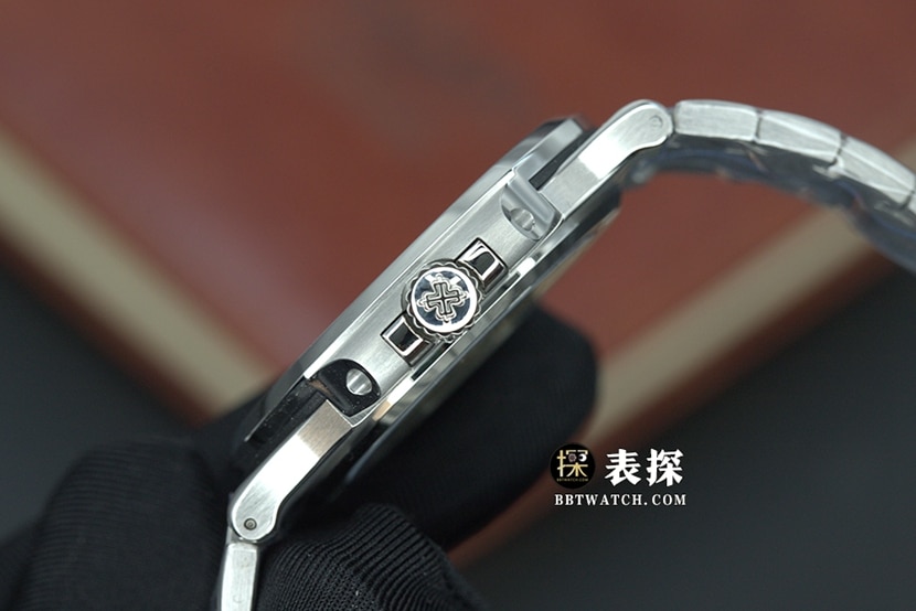 PPF sporty and elegant Patek Philippe1:1replica watch lume silver white dialsteel bracelet model 5711/1A-011side live photo