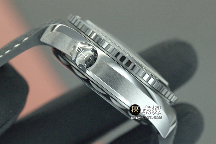 VS Factory Omega Seamaster Watch Black Dial Rubber Strap Model 215.92.46.22.01.001 Side View Real Shot