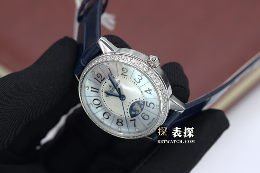 Dating Jaeger-LeCoultre1:1replica watch blue mother-of-pearl plate with diamond bezelleather strap model side live photo
