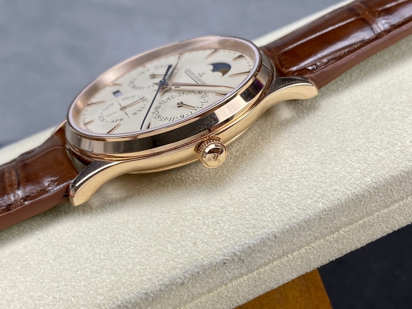 J factory master Jaeger-LeCoultre1:1replica watch eggshell yellow plate perpetual calendar rose goldleather strap model 1302520side live photo