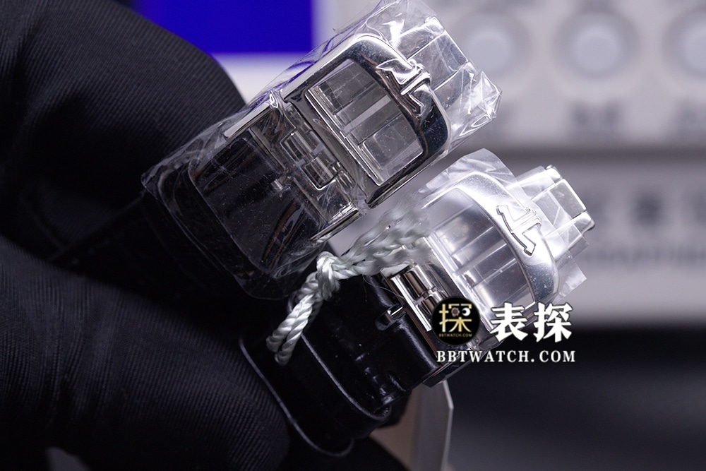 APSmoon phase master Jaeger-LeCoultre1:1replica couple watch white dial black leather strapclasp picture