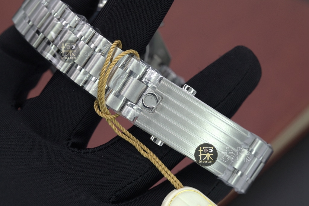 Omegatop-tier watch, OS Speedmaster watch, clasp picture