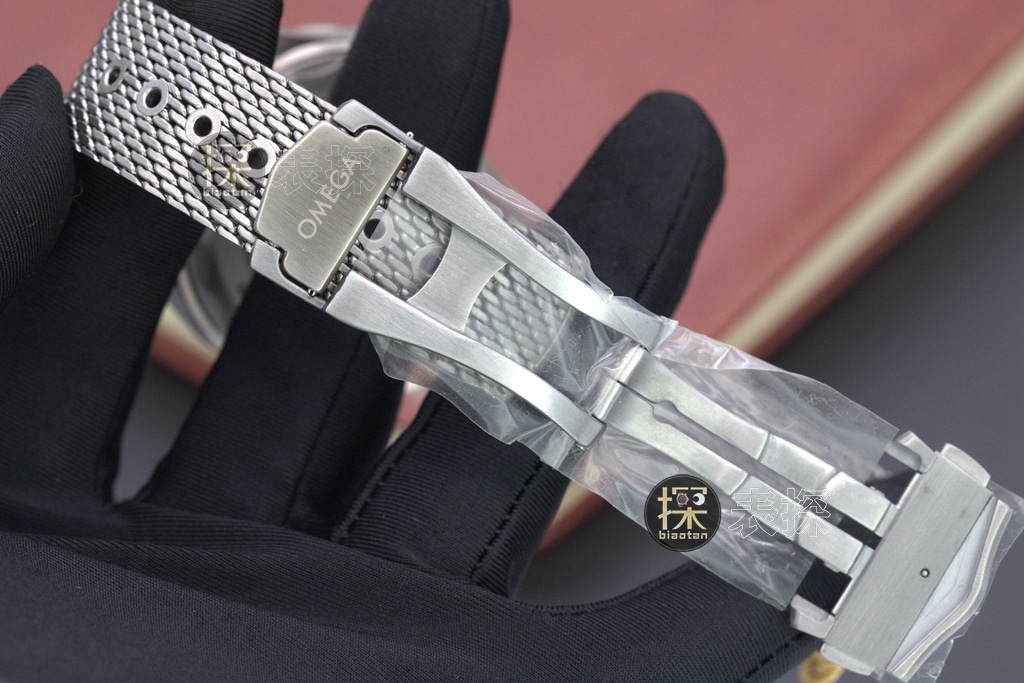 Omega1:1replica watch.vsSeamasterreplica watch,clasp picture