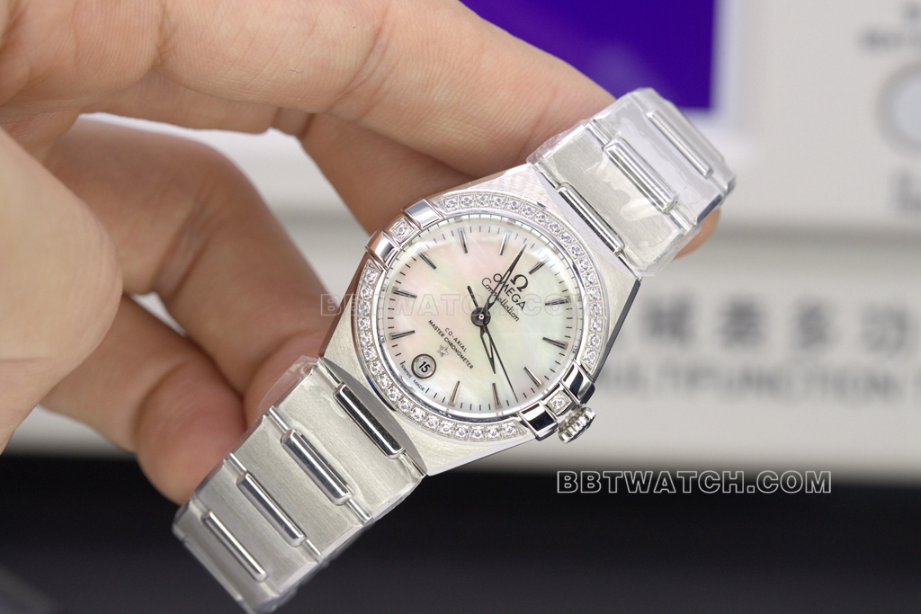 TWOmegareplica watch constellation women's model 29mm ring diamond mother-of-pearl face overall view