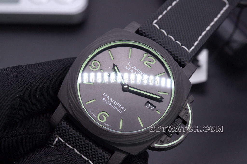 VSPAM01118Panerai1:1replica watch carbon fiber lume front view