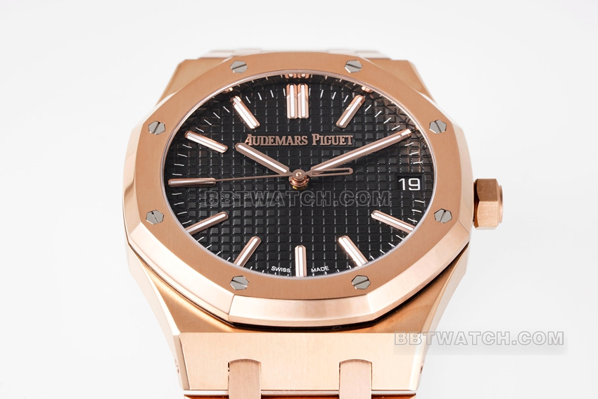 APS factory Audemars PiguetRoyal Oaksuper cloneblack dialrose goldsteel bracelet model 15510OR.OO.1320OR.04front live photo