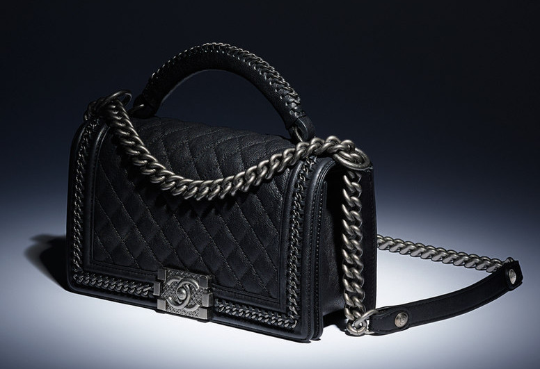 Un regard sur le sac Chanel Boy avec poignée