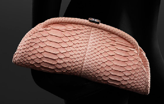 La pochette signature de Chanel est tout aussi actuelle qu'intemporelle en python rose