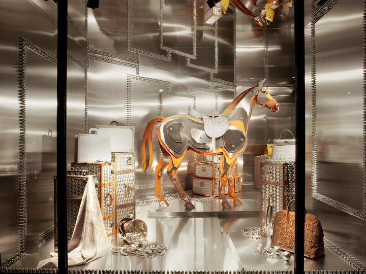 Découvrez la dernière vitrine Hermès, directement venue de Paris