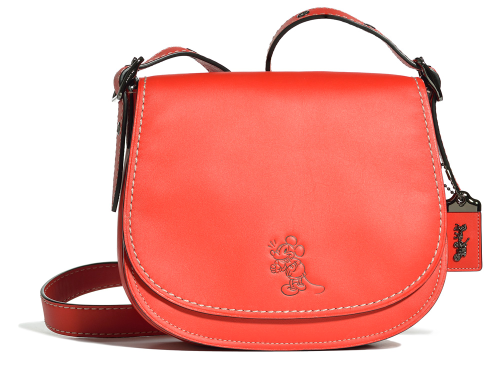 Coach lance une nouvelle collection avec Disney, comprenant des sacs Mickey Mouse, des accessoires et plus encore