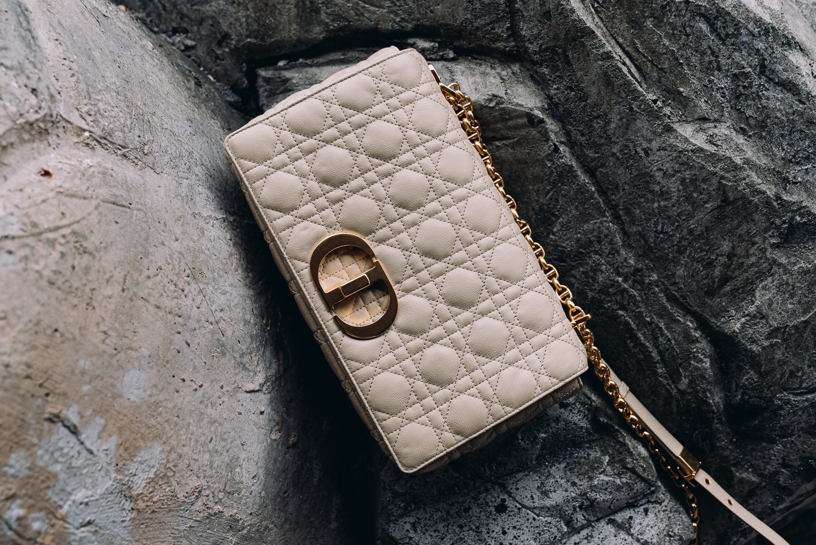 Regard sur une nouvelle icône : le sac Dior Caro