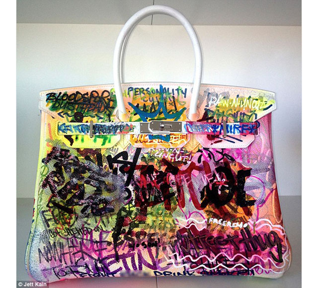 Pourquoi les gens continuent-ils à couvrir leurs Hermes Birkins de graffitis ?